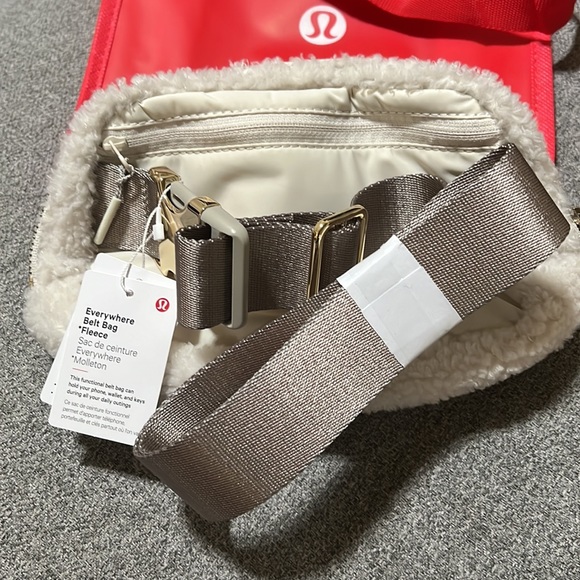 Lululemon Everywhere Belt Bag *Fleece - Picture 2 of 3